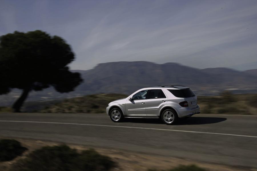  Mercedes-Benz ML63 AMG 2007 года  (фото 18 из 42)